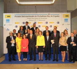 Sus Majestades los Reyes junto a los galardonados en la XXXI edición de los Premios Internacionales de Periodismo Rey de España